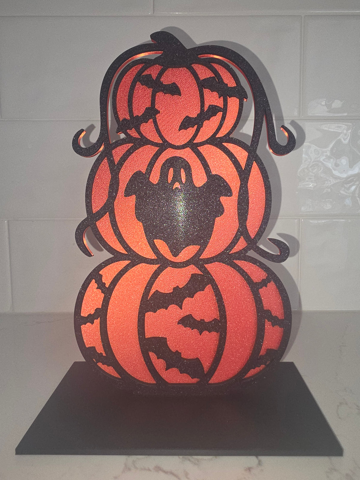 Décoration citrouille, fantôme et chauves-souris superposés