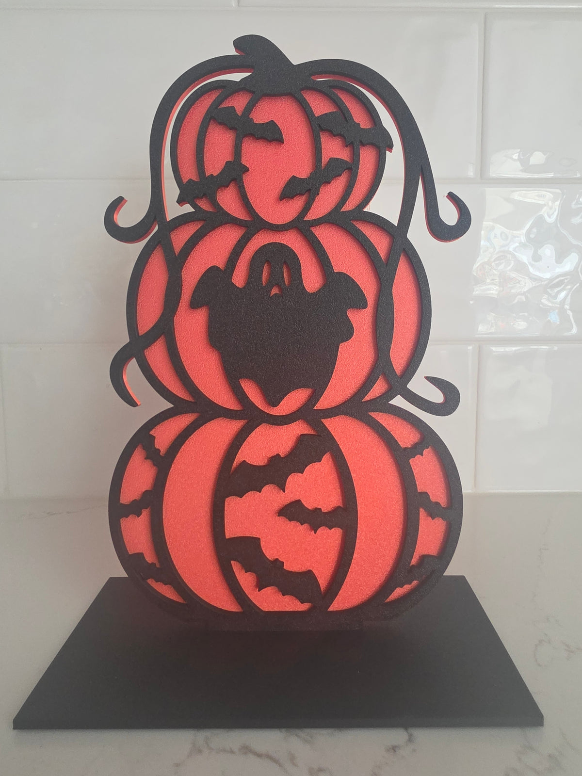 Décoration citrouille, fantôme et chauves-souris superposés