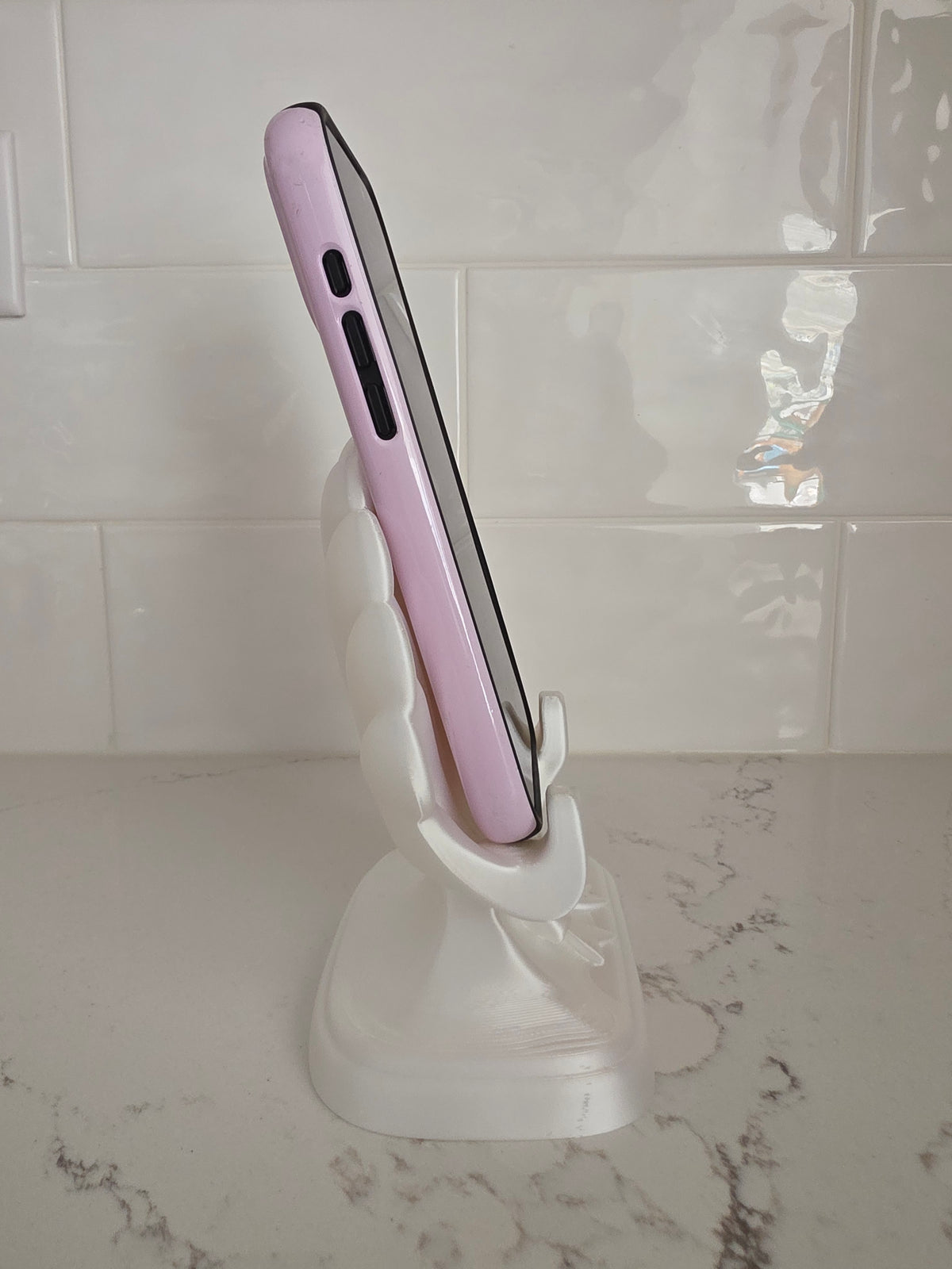 Soporte para teléfono en forma de concha con lazo impreso en 3D