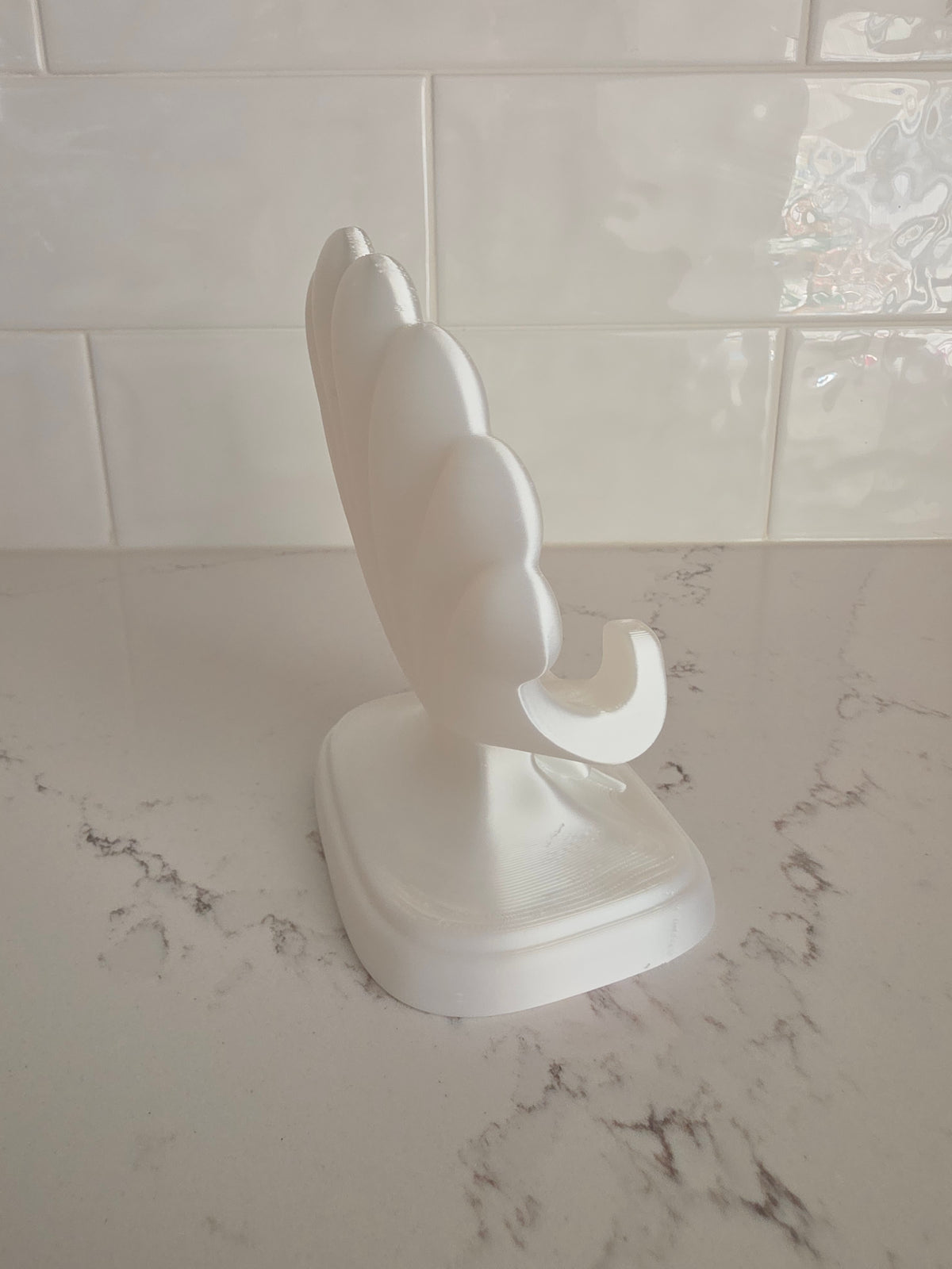 Soporte para teléfono en forma de concha con lazo impreso en 3D
