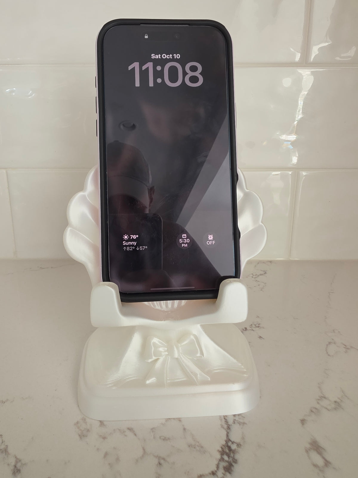 Soporte para teléfono en forma de concha con lazo impreso en 3D