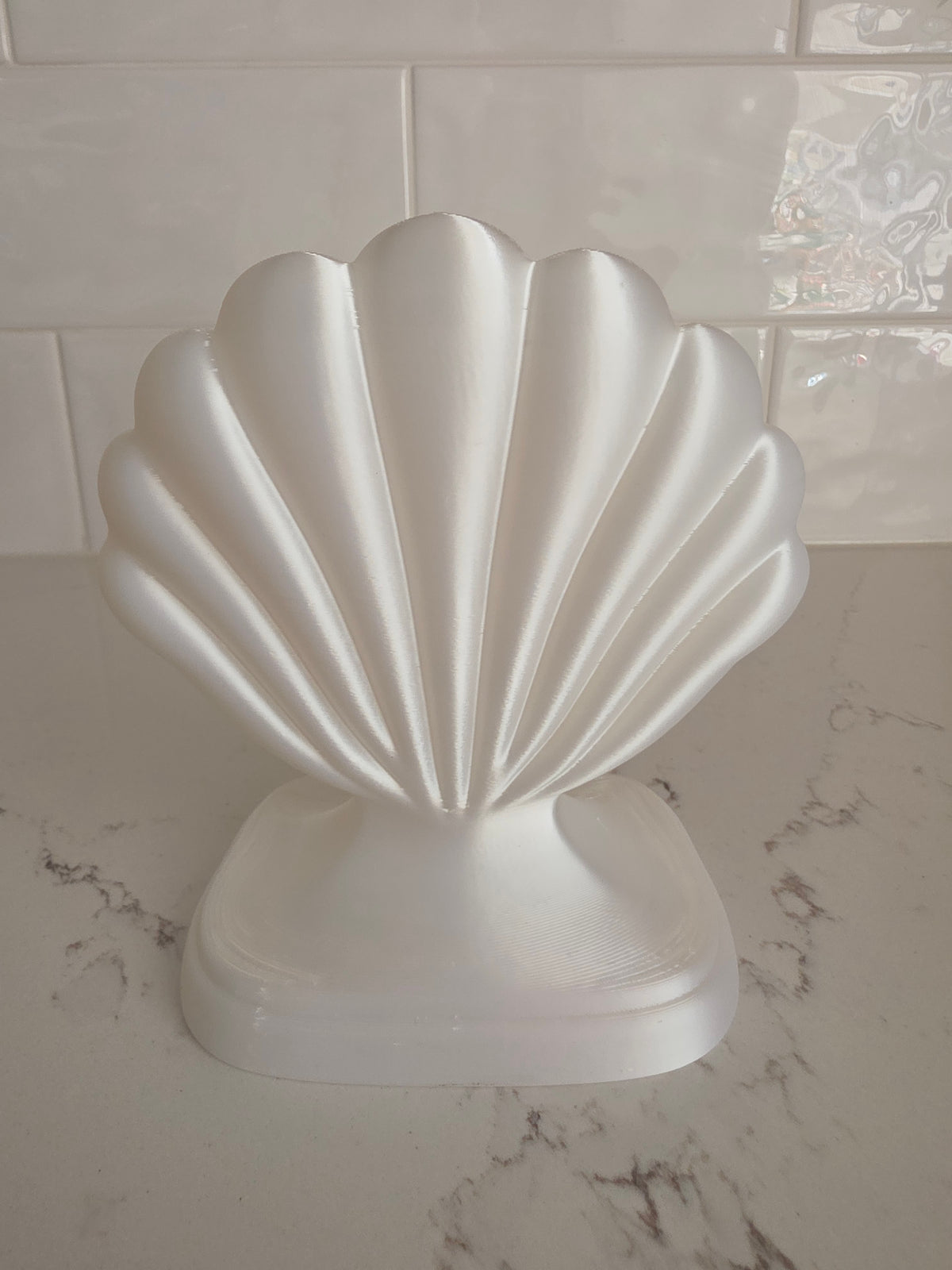 Soporte para teléfono en forma de concha con lazo impreso en 3D