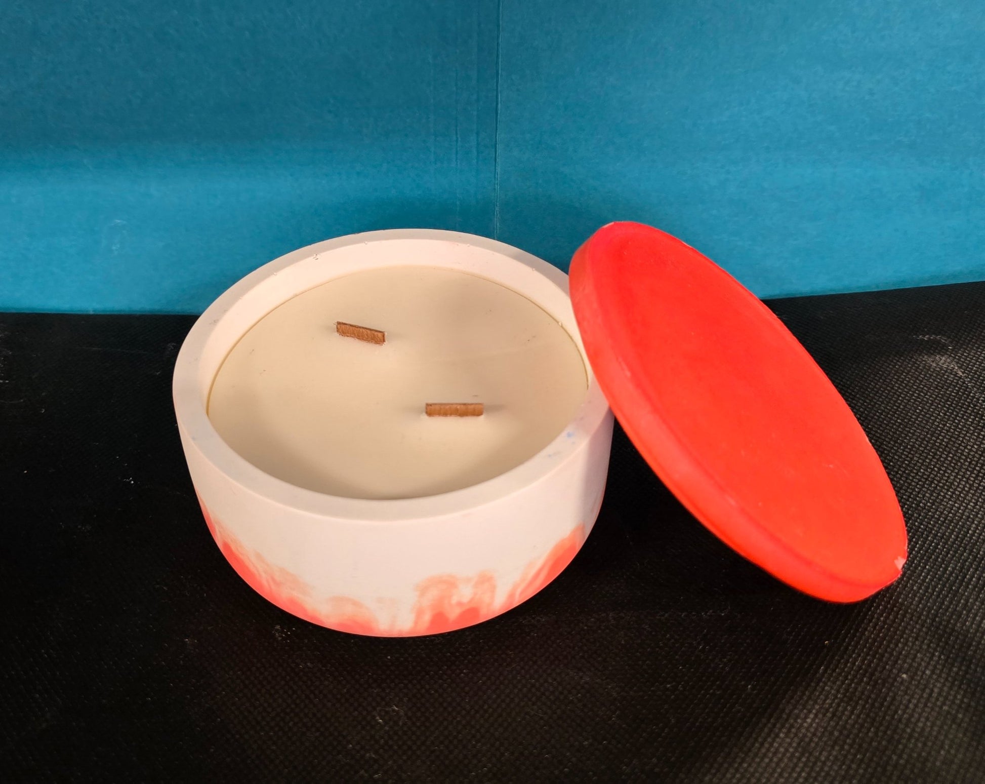 6a041d51b48fe50b080237df_bowl-w-lid-candle-red-white-top-1_1782948443979.jpg
