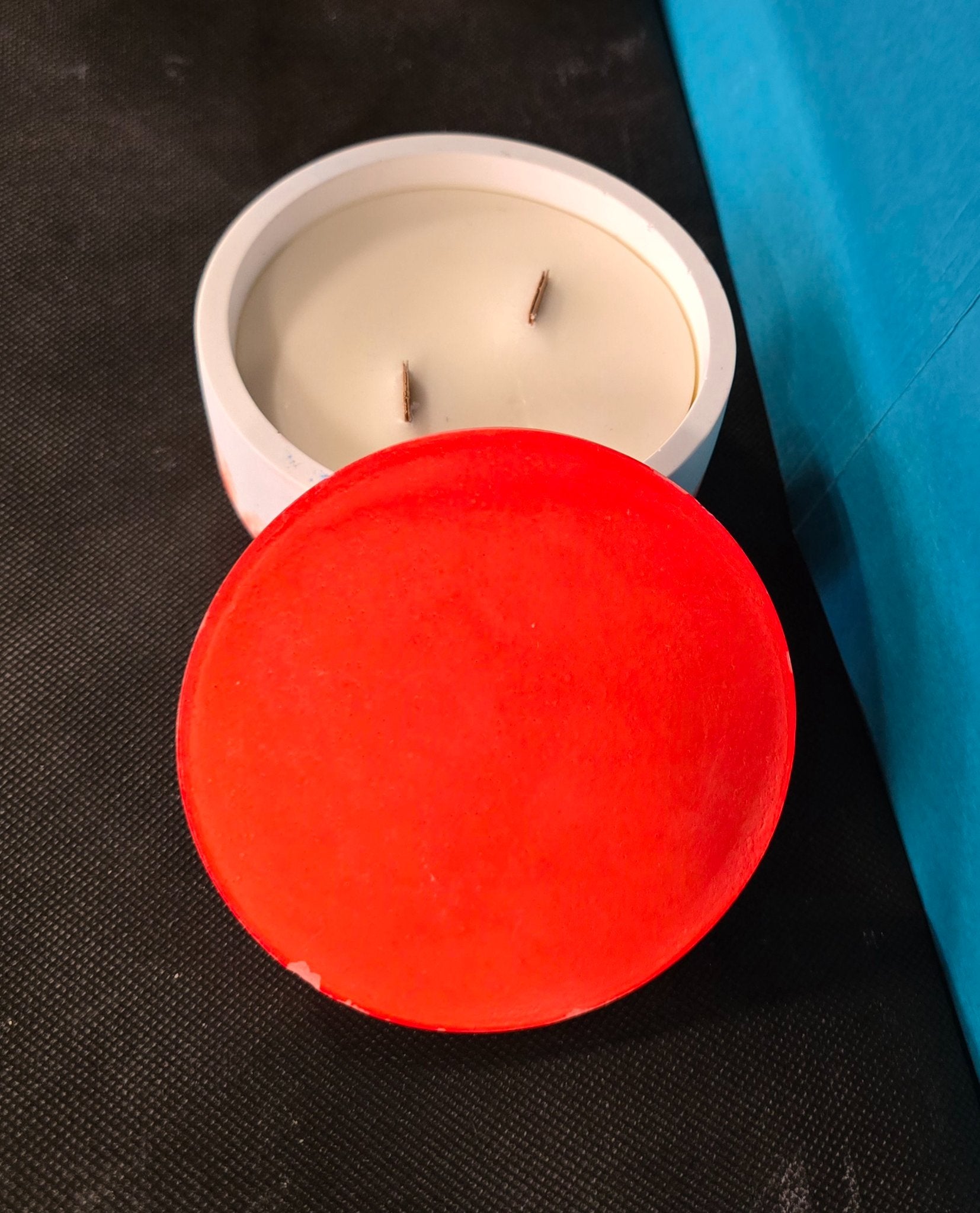 6a041d51b48fe50b080237df_bowl-w-lid-candle-red-white-top-2_1782948443979.jpg