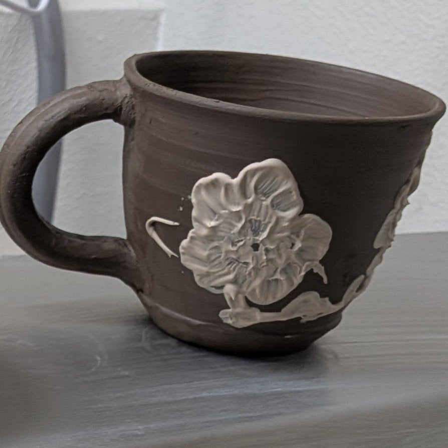 6a041d51b48fe50b080237df_brown-bear-white-slip-flower-mug-2_1786921807784.jpg