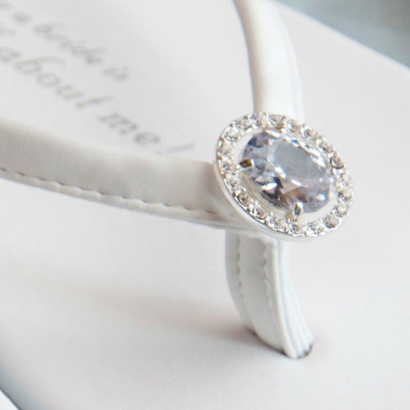 6a041d51b48fe50b080237df_closeup-wedding-vintage-diamond-ring-white-close-up-41a313a3-9113-4795-bdf2-95a937b94da5-800x800_1783622779152.jpg
