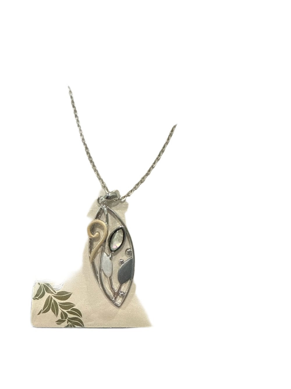 6a041d51b48fe50b080237df_wavy-line-necklace-malie-glass-collection_1784473944245.jpg