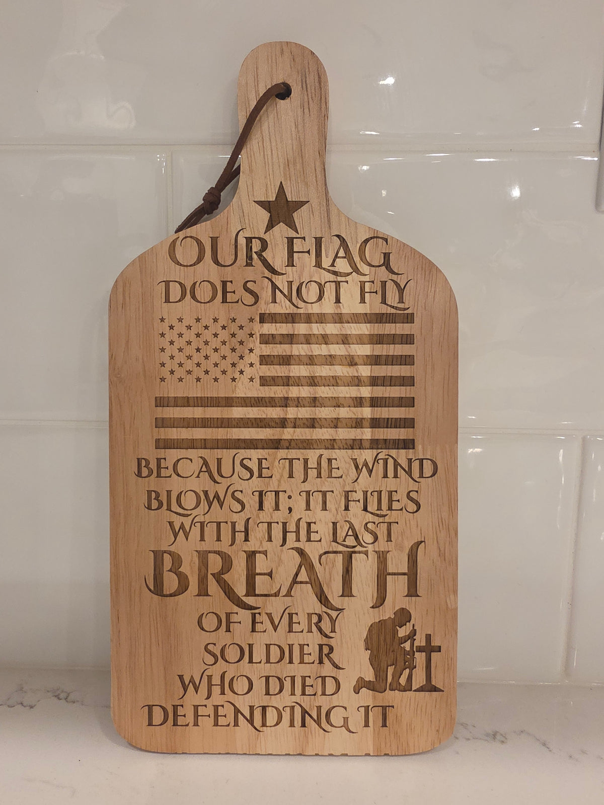 Planche à découper en bois en hommage aux militaires